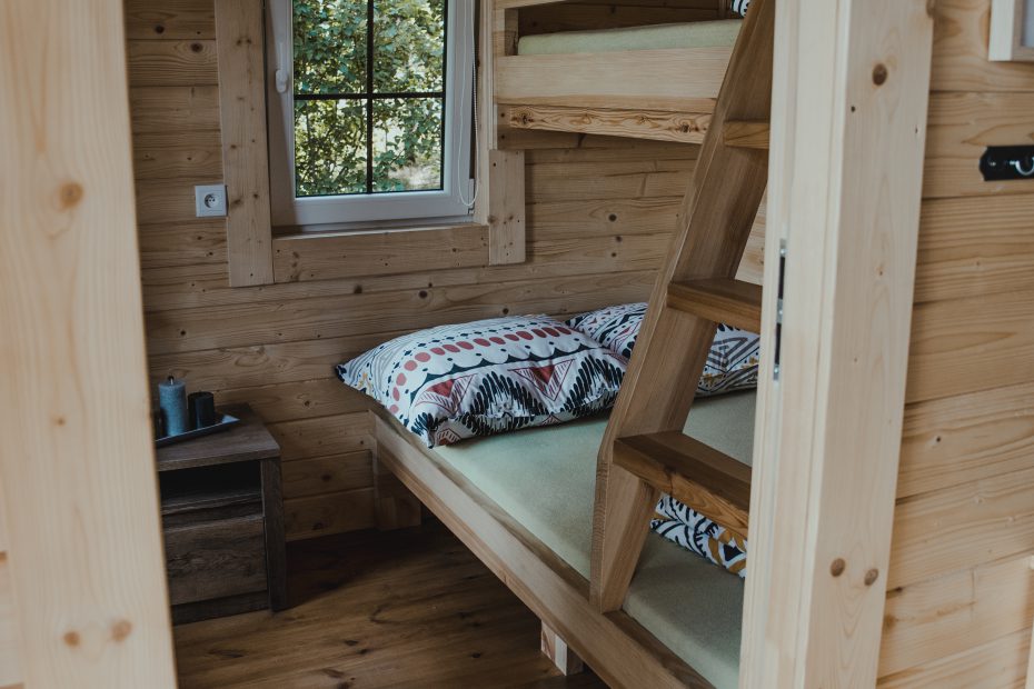 sypialnia w drewnianym domku olsza