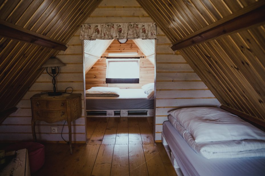 dwa łóżka paletowe w drewnianym domku brzoza
