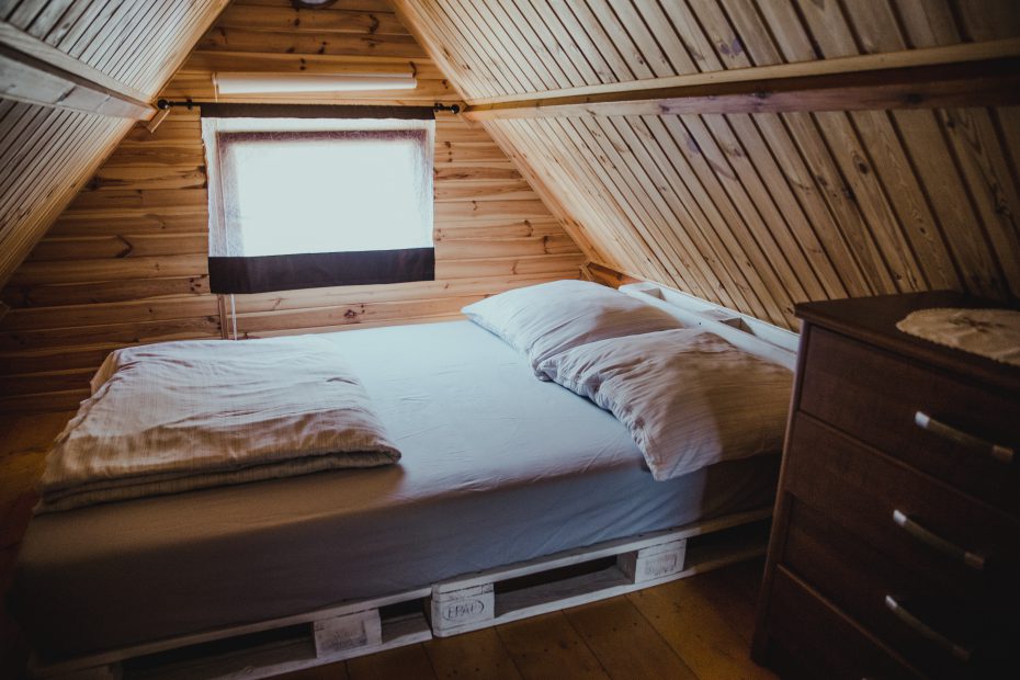 podwójne łóżko paletowe w domku brzoza